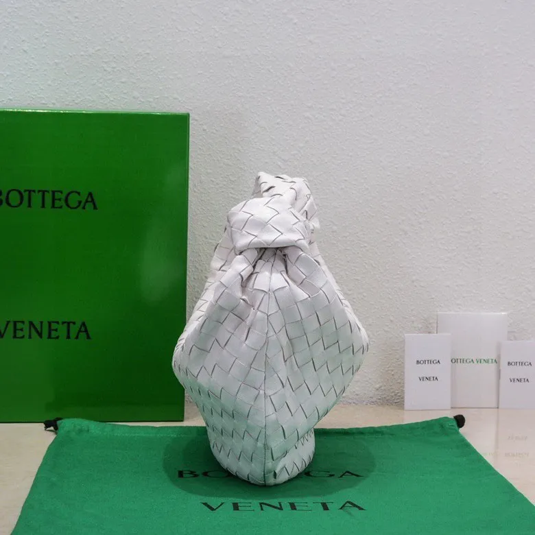 Batch 1460 BV Bottega Veneta 2022 Early Spring New Ladies Medium JODIE Handbag BV Bag 🔥The new method is to round the corners on the original basis and knot the round hobo bag with classic woven leather. The most iconic triangular pull-out design, using sheepskin draped soft shape, is super suitable for concave shapes~ Jodie feels really gentle to people, and is definitely the best item for daily matching. It has the same weave, new elements and twists, and is versatile. It is the new favorite of street style Internet celebrities! Size: 36*21*13 Model: 6697